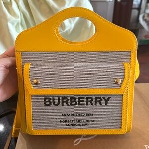 BURBERRY PURSE. USED ONE TIME